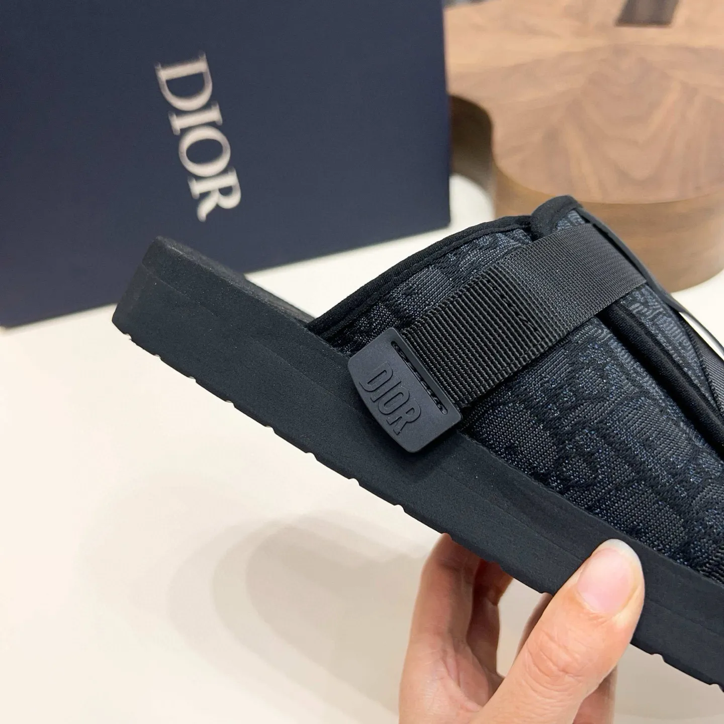 Factory price: 280💰Dior Alias ​​men's leather slippers. This Alias ​​sandal is a new summer product, showing a casual and elegant style. Carefully crafted from grained cow leather and Oblique printed fabric, with cowhide lining! Cross-strap design with metal-clad brass CD Diamond logo. The imported cowhide leather and rubber sole adds sophistication and comfort, while Oblique print-effect anti-slip panels add style. Size: 38-44 (45 customized)